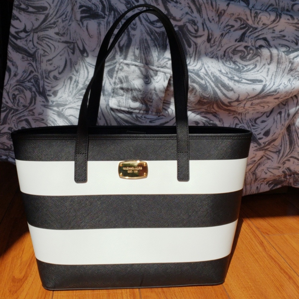 Black and white Michael Kors bag 🖤⚪
